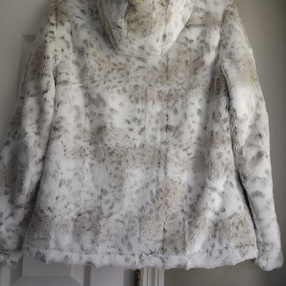 New Balance - snow leopard - faux fur jacket - NB hoodie - size M - EUC - Picture 3 of 7